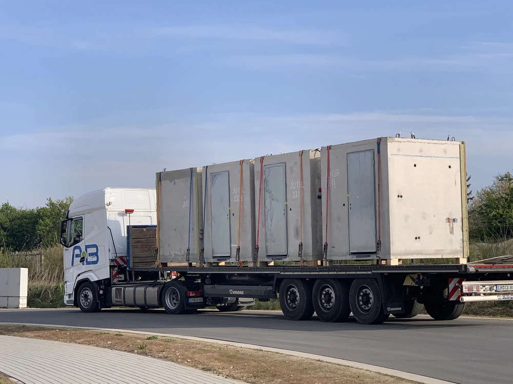 Bild aus dem Jahr 9. April 2025, Anlieferung Fertigbäder