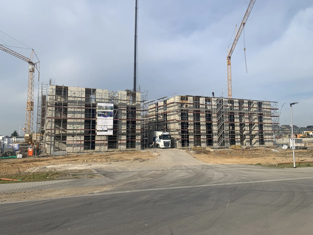 Bild aus dem Jahr 9. April 2025, Anlieferung Fertigbäder