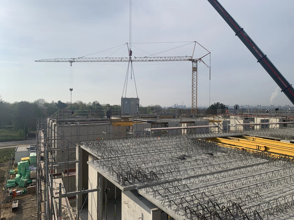 Bild aus dem Jahr 9. April 2025, Anlieferung Fertigbäder