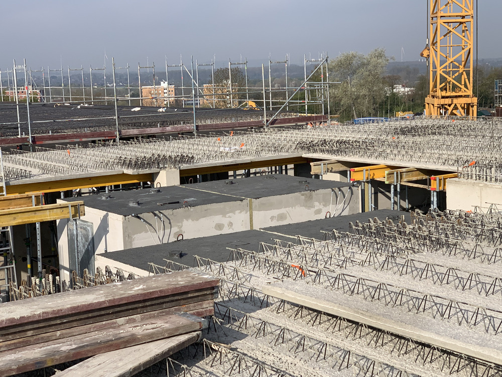 Bild aus dem Jahr 9. April 2025, Anlieferung Fertigbäder