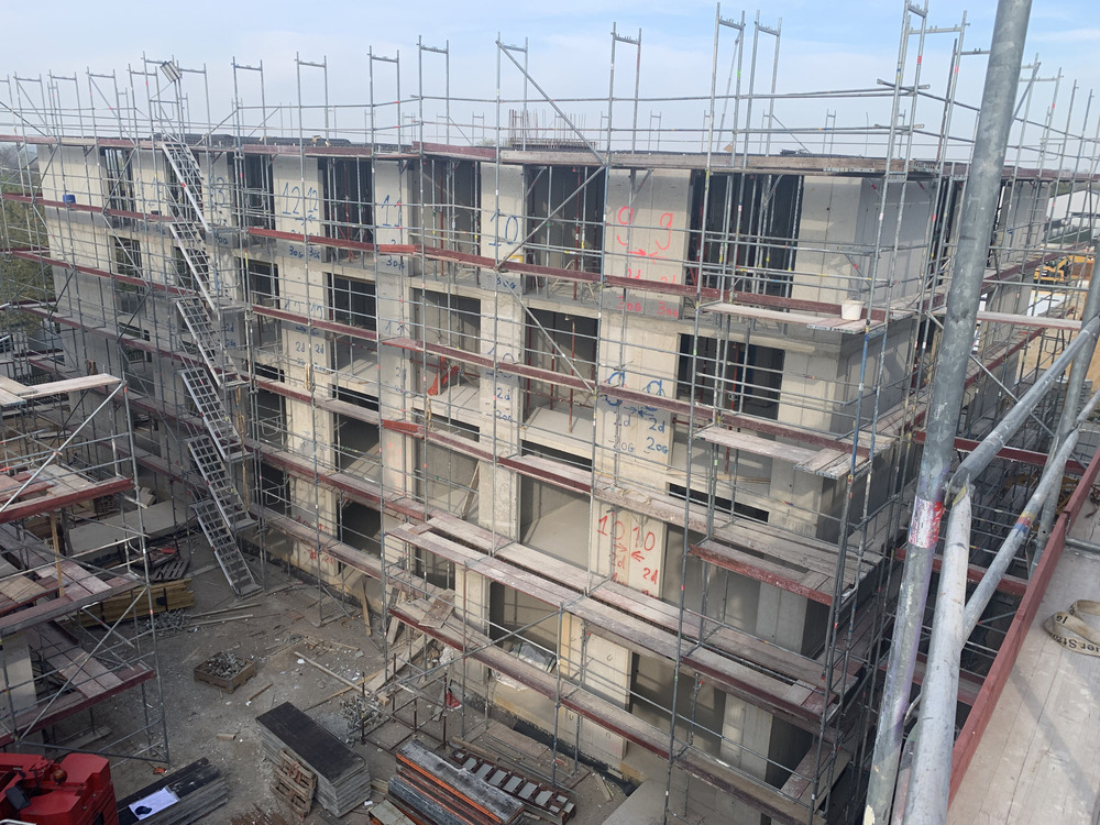 Bild aus dem Jahr 9. April 2025, Anlieferung Fertigbäder