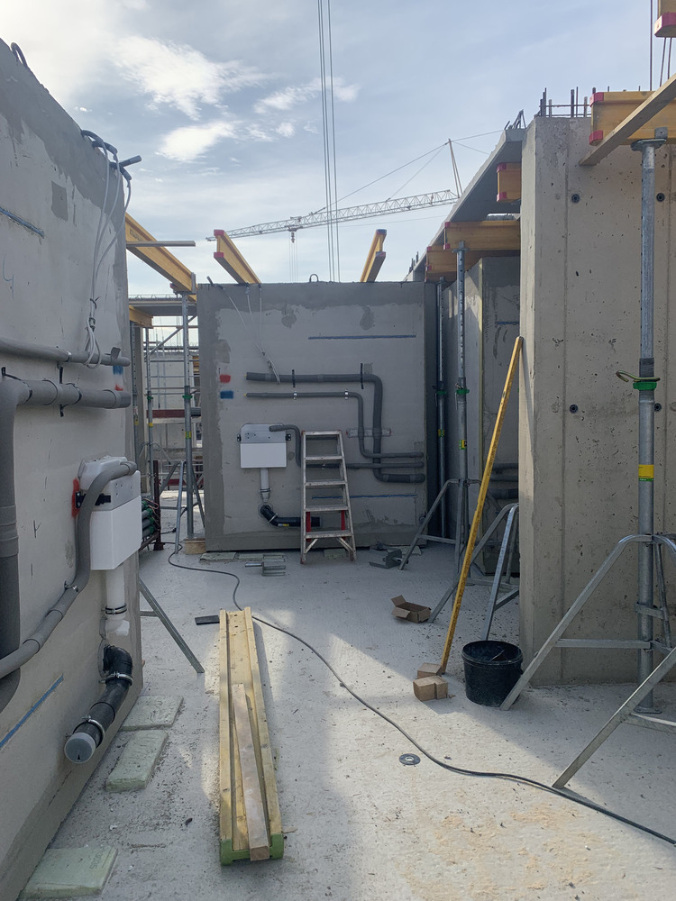 Bild aus dem Jahr 9. April 2025, Anlieferung Fertigbäder