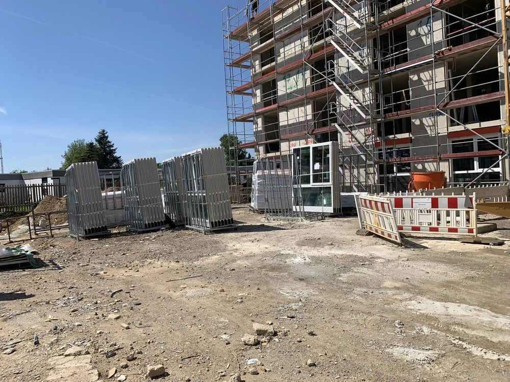 Bild aus dem Jahr 5. Mai 2025, Rohbau fertig, Start Rohinstallation, Lieferung Fenster