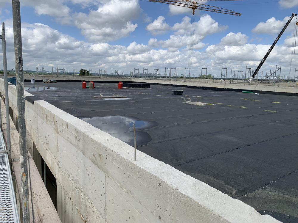 Bild aus dem Jahr 5. Mai 2025, Rohbau fertig, Start Rohinstallation, Lieferung Fenster